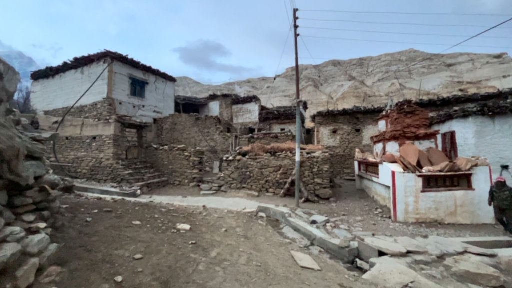 Reach Ghaykar Vilage In Mustang In 2081